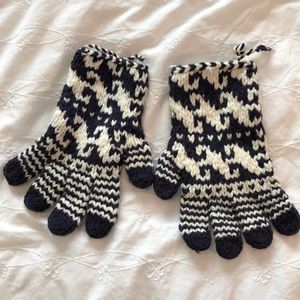 NWOT Sz L HAND-KNIT GLOVES SOFT and WARM NAVY/WHITE